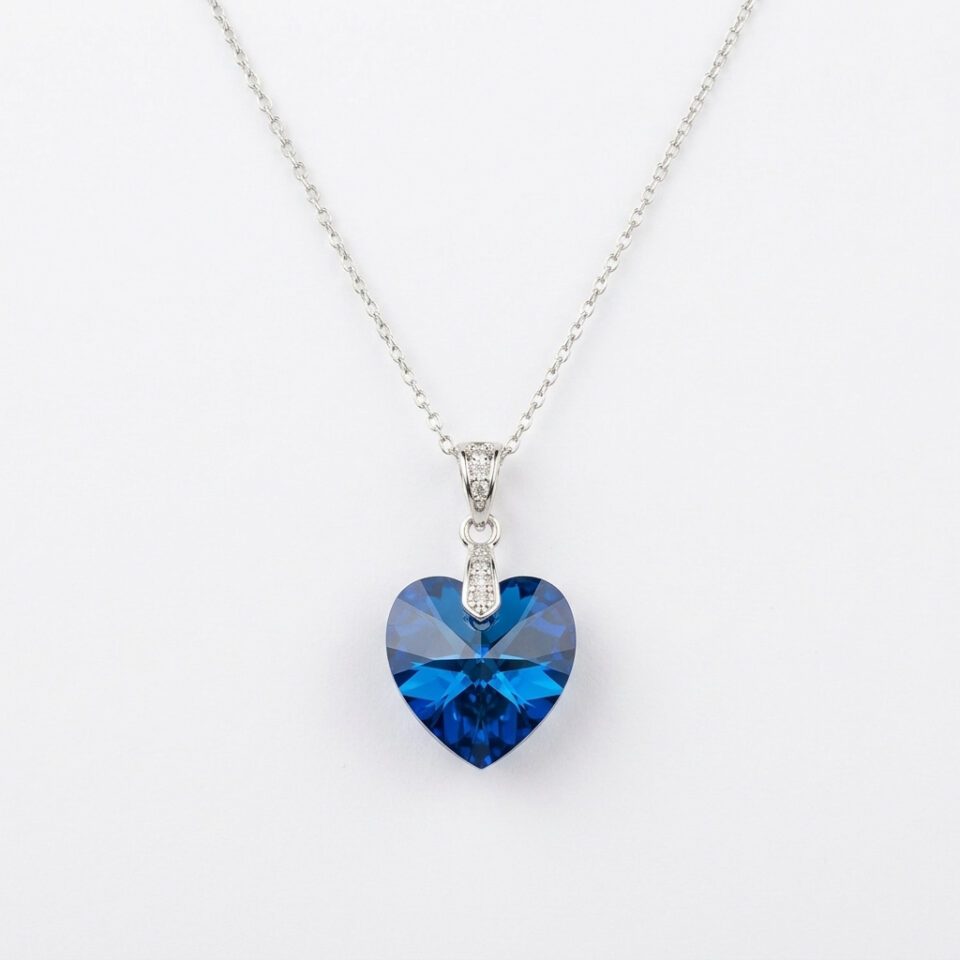 Сребърно колие с кристално сърце Swarovski в тъмно синьо